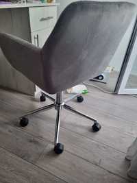 Vând scaune folosite la salon de manichiură