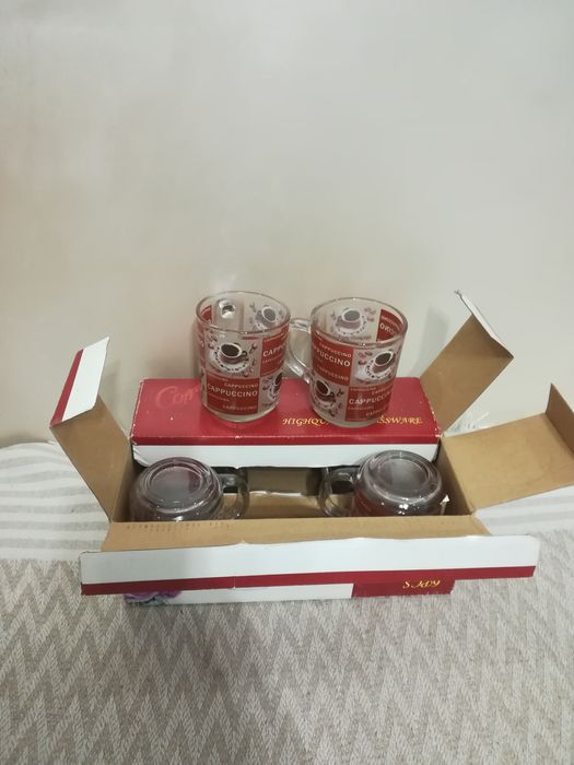 Нов комплект стъклени чаши с дръжка