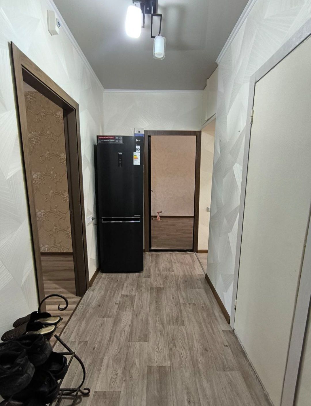 Продаю зх комнатную квартиру  1 этаж в центре  в  городе наваи