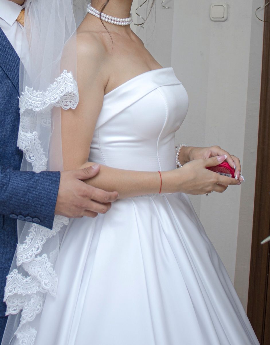 Шикарное свадебное платье со шлейфом, в отличном состоянии!