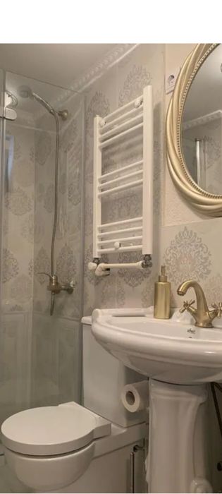 Inchiriez doua garsoniere la CASA, P+Etaj, ideala pentru doua cupluri