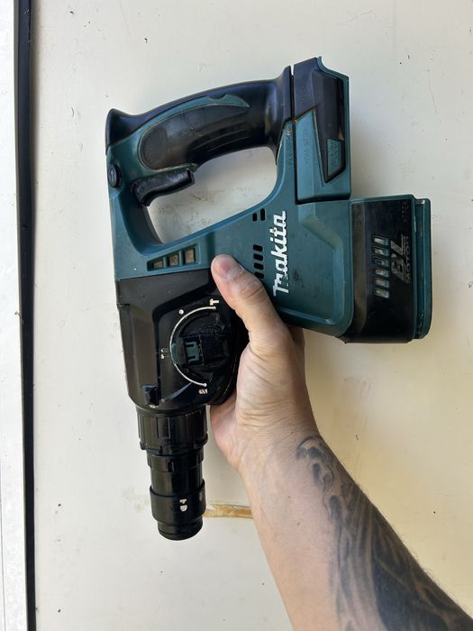 makita DHR243 върти но не бие