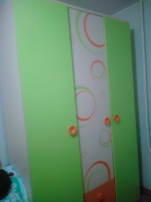 Шкаф распашной трехдверный