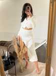 Costum alb cu fusta