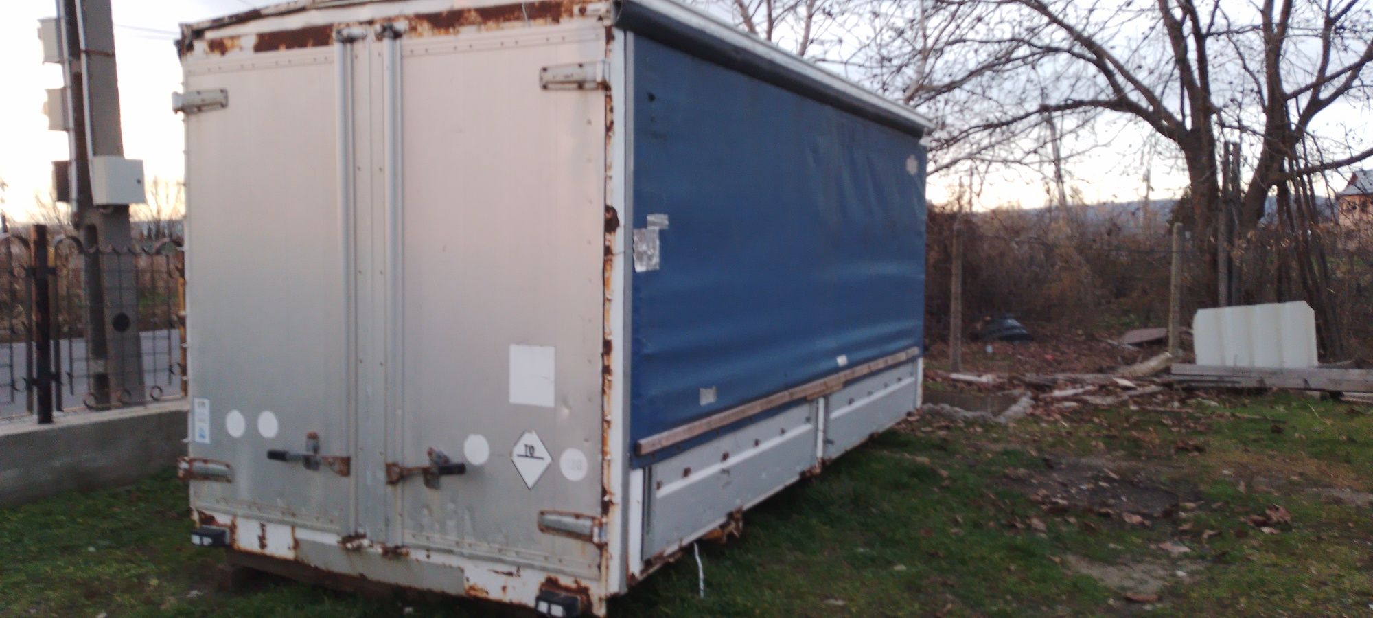 Vând container / cub