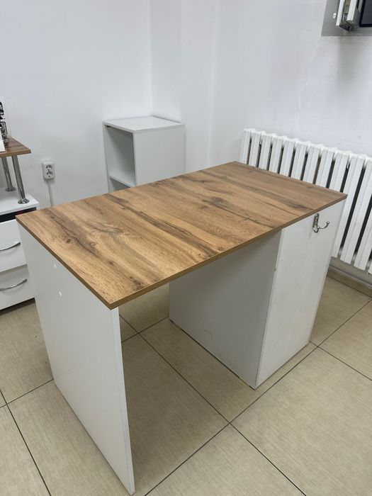 Рабочий стол для учебы или маникюра