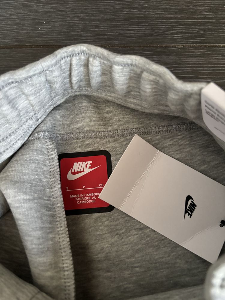 Pantaloni nike tech gri