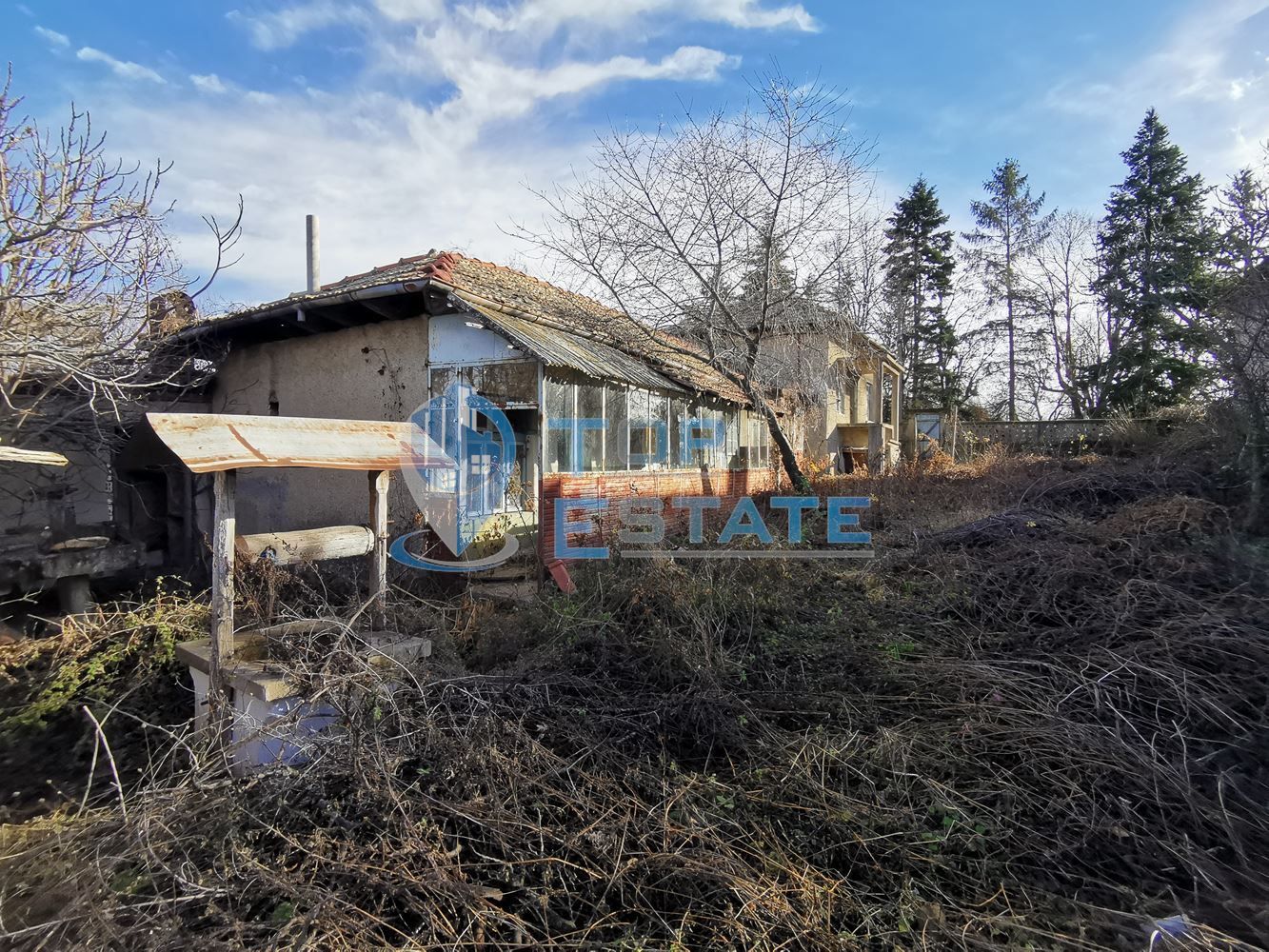 Къща с кладенец и голям двор в село Кавлак, област Велико Търново
