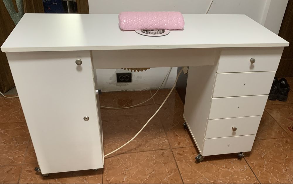 Birou manichiura cu aspirator incorporat