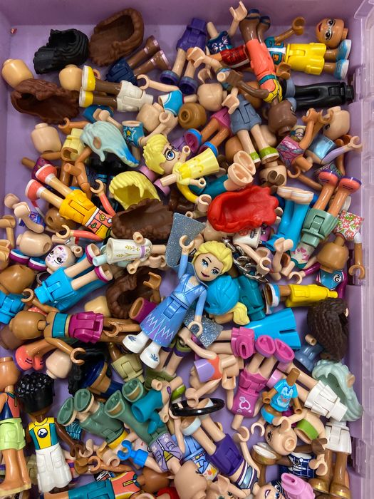 Распродаю коробку с запчастями Лего friends