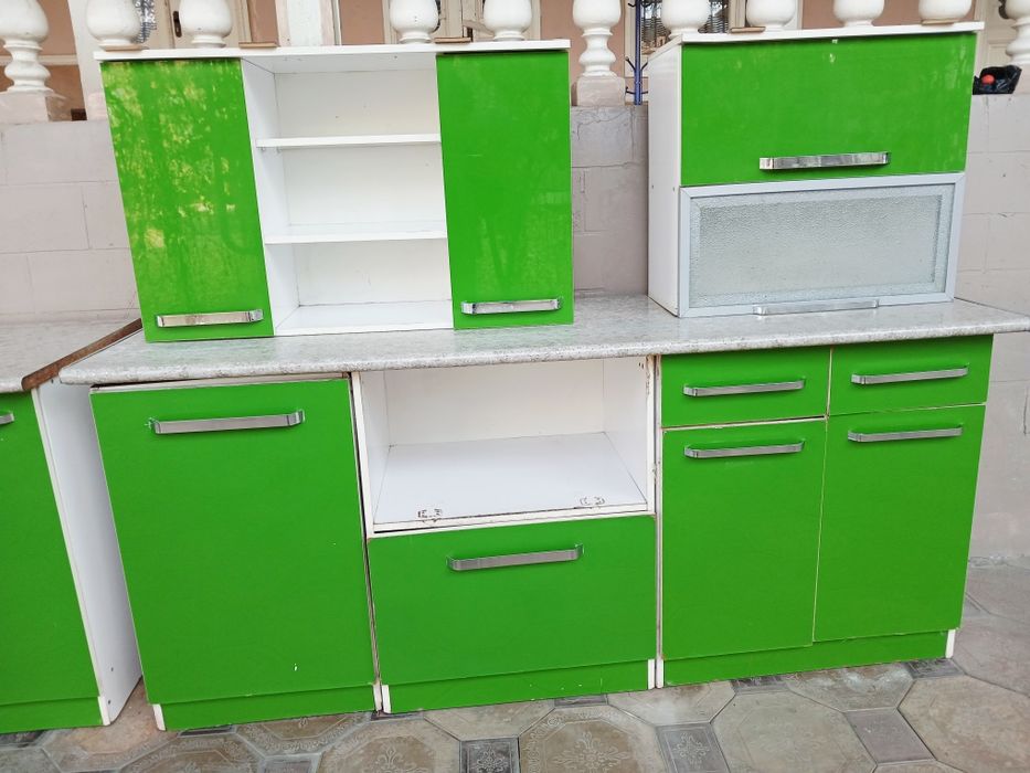 Kuhnniy mebel sotiladi