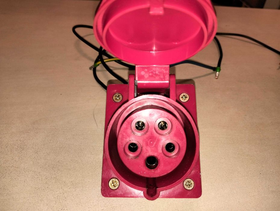 Priza  trifazica aplicata 3P+N + E , 16A - 32A , 380 V