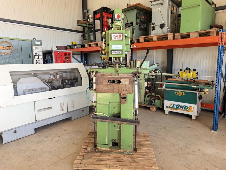 Верижна дълбачка за врати с пневматика.