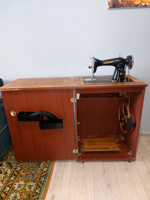 Швейная ножная машинка