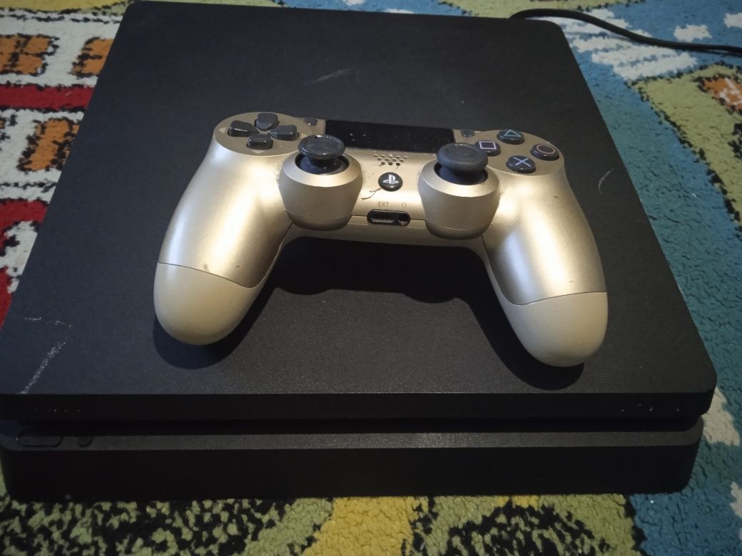 Продавам Плейстейшън 4 500г с три игри