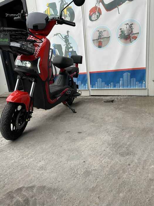 scuter electric model cu cartelă 2025
