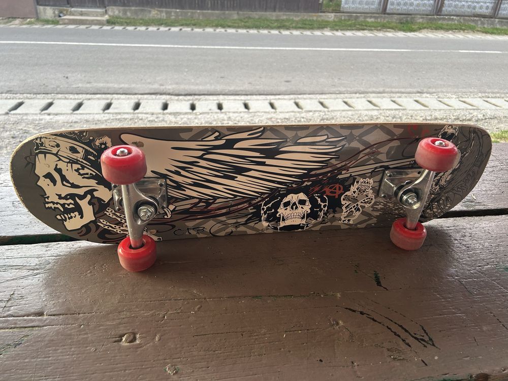 Vând skateboard 100 lei negociabil