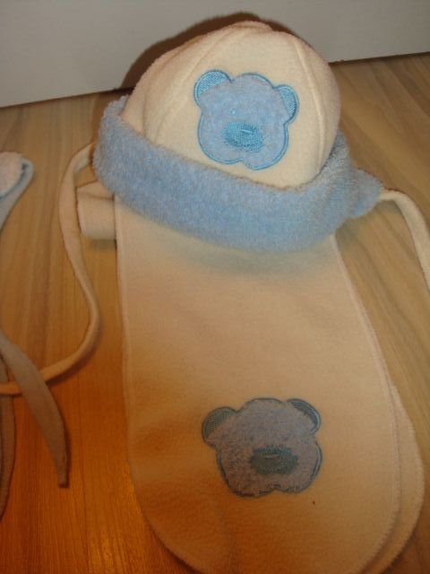 ботички за бебче и 2 комплекта шапка и шал