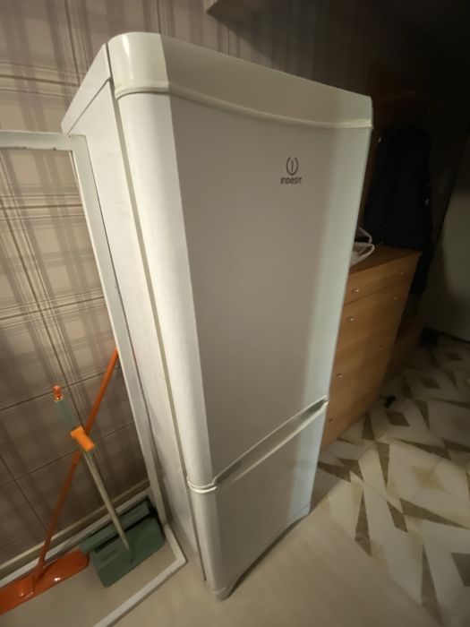 Отдам сломанынй холодилник за шиколадку