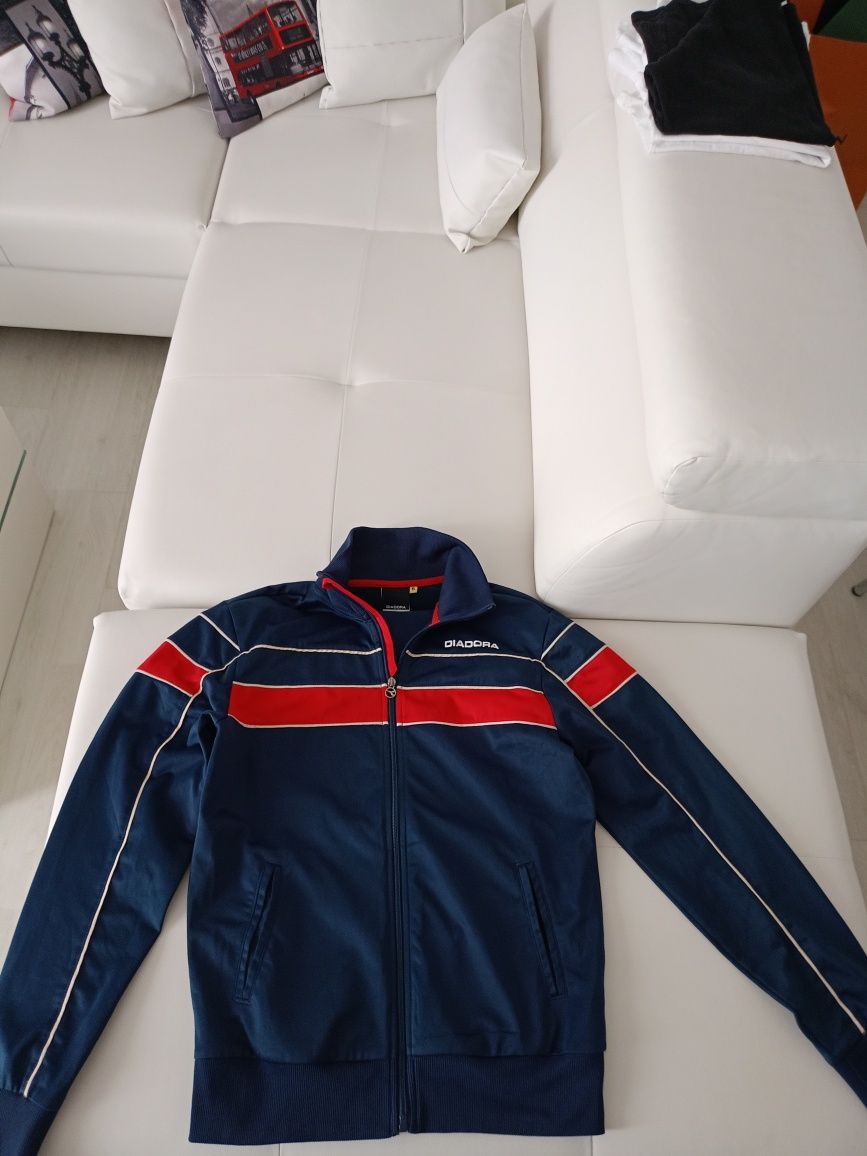 Vând bluza sport Diadora,nou , produs de calitate superioara.