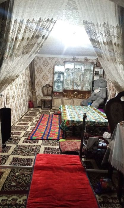 dom 1 etaj 2 xonalik qilingan suv xojatxona bor