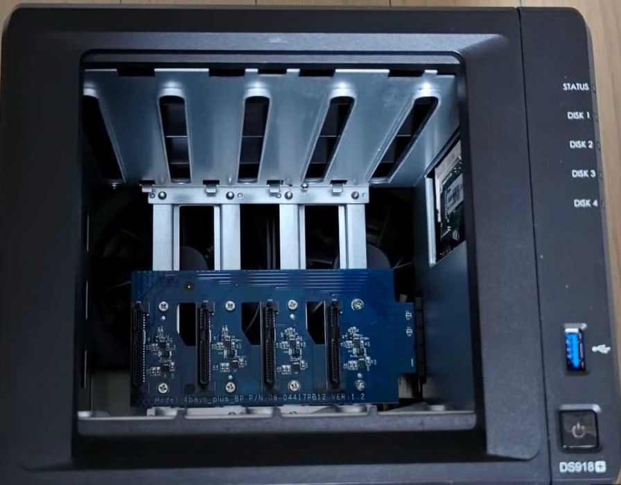 NAS Synology DS918+ 16GB RAM, 2x SSD 512GB, 4x 18TB HC550, ca nou