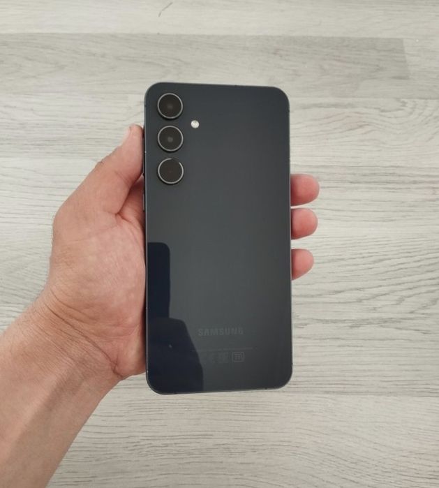 Samsung A55 rangi qora 8/256 ideal holatda hamma hujjatlari bor