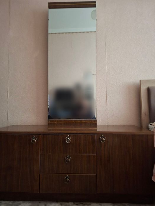 Продаётся: 2 тумбочки и трюмо