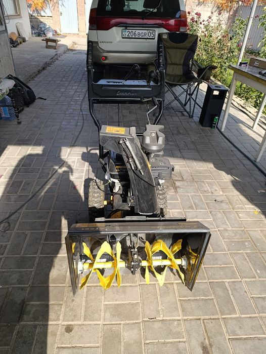 Снегоуборочная машина Champion ST661