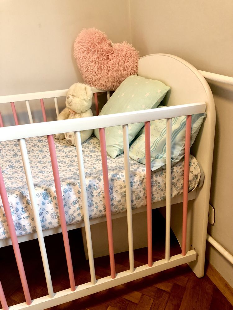 Детско легло с матрак и две възглавничк