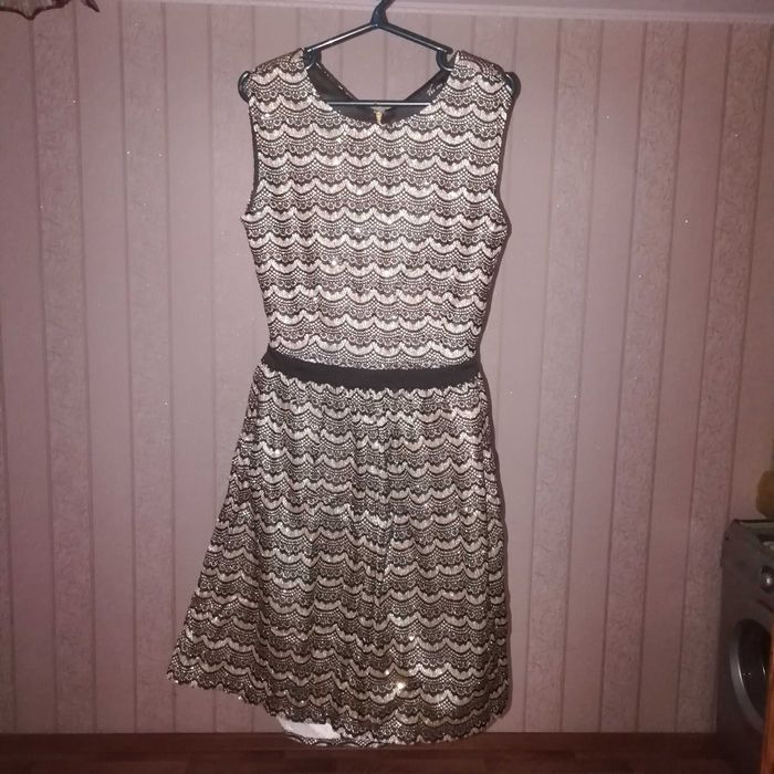 Платье женское из переливающейся ткани.