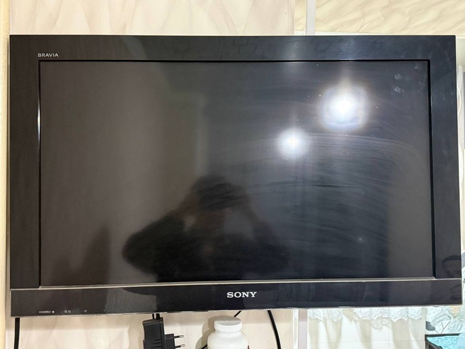 Телевизор Sony Bravia,с ним подарок пульт и кронштейн