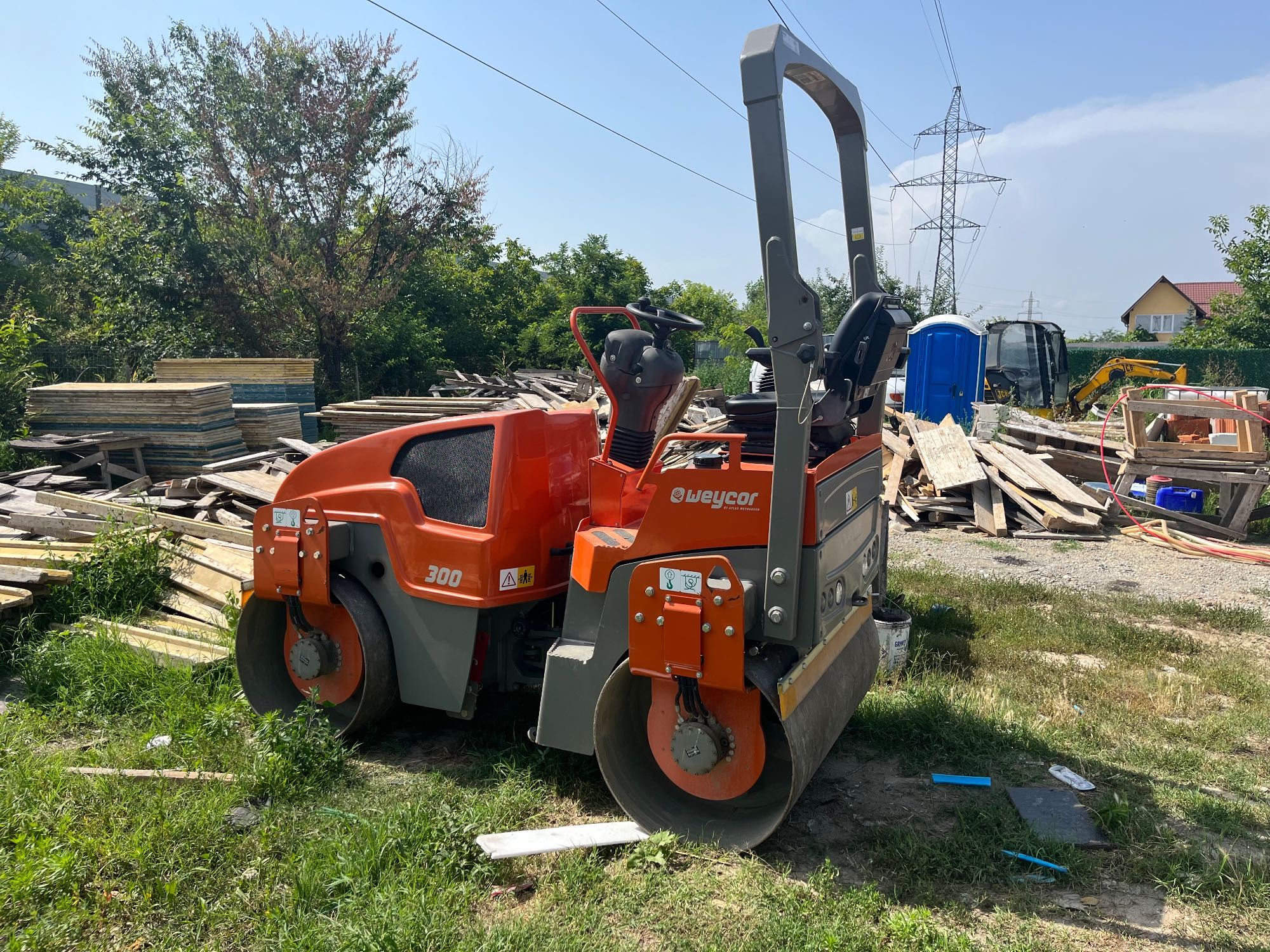 Inchiriez Buldoexcavator Jcb 3cx & Cilindru Compactor 3T|Utilaje