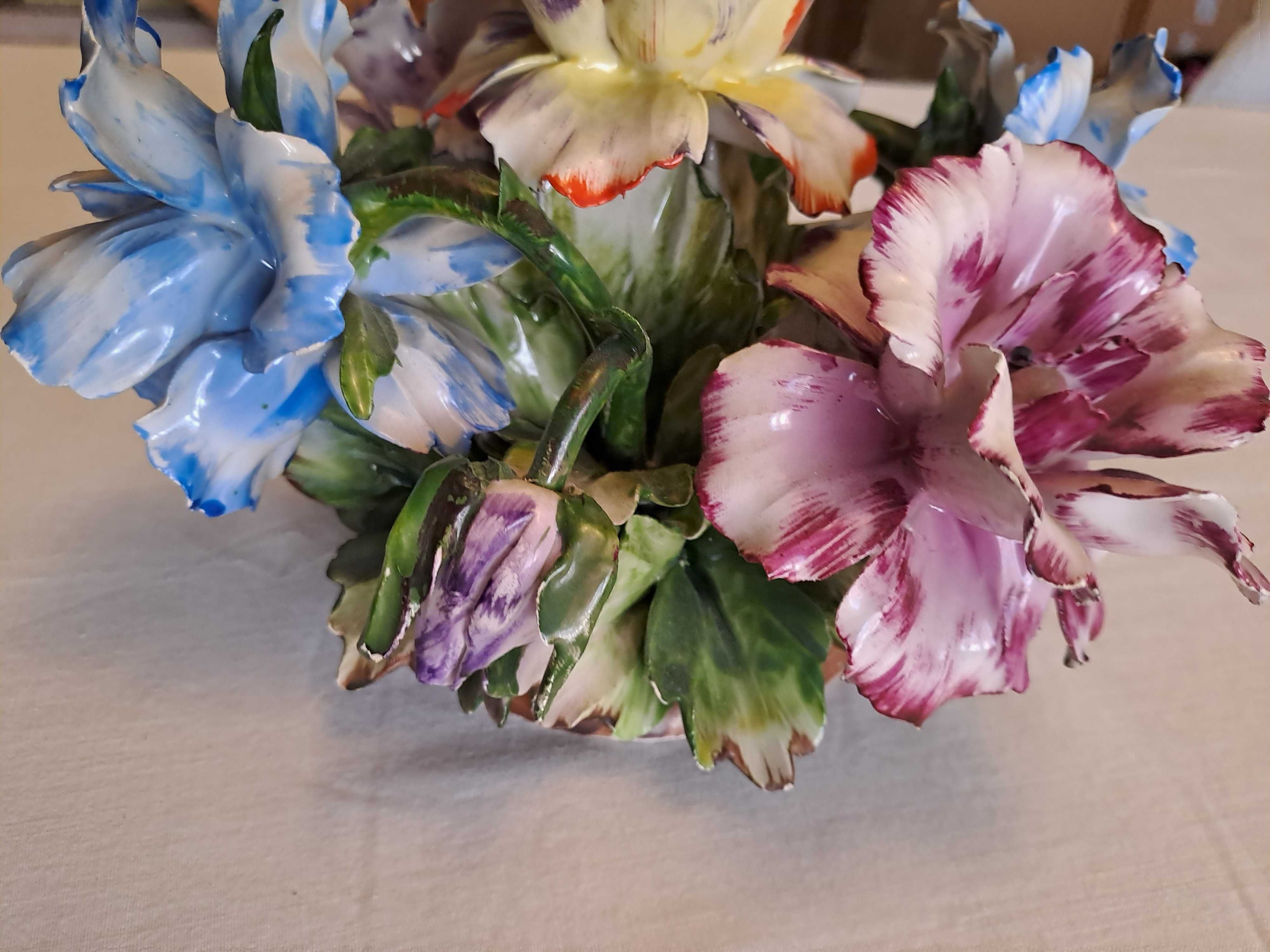 centru de masa Capodimonte cos cu flori