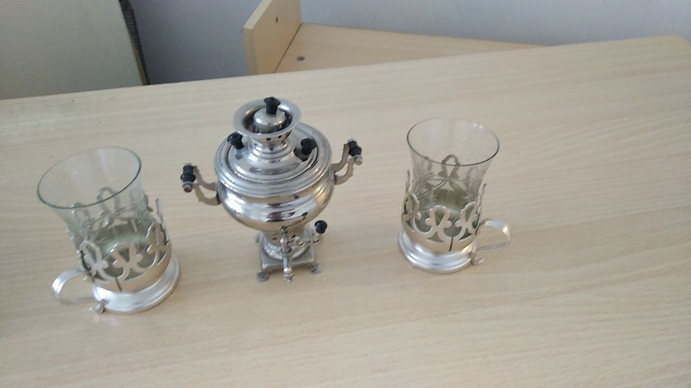 Сувенир самовар и два стакана с подстаканиками.    ми.