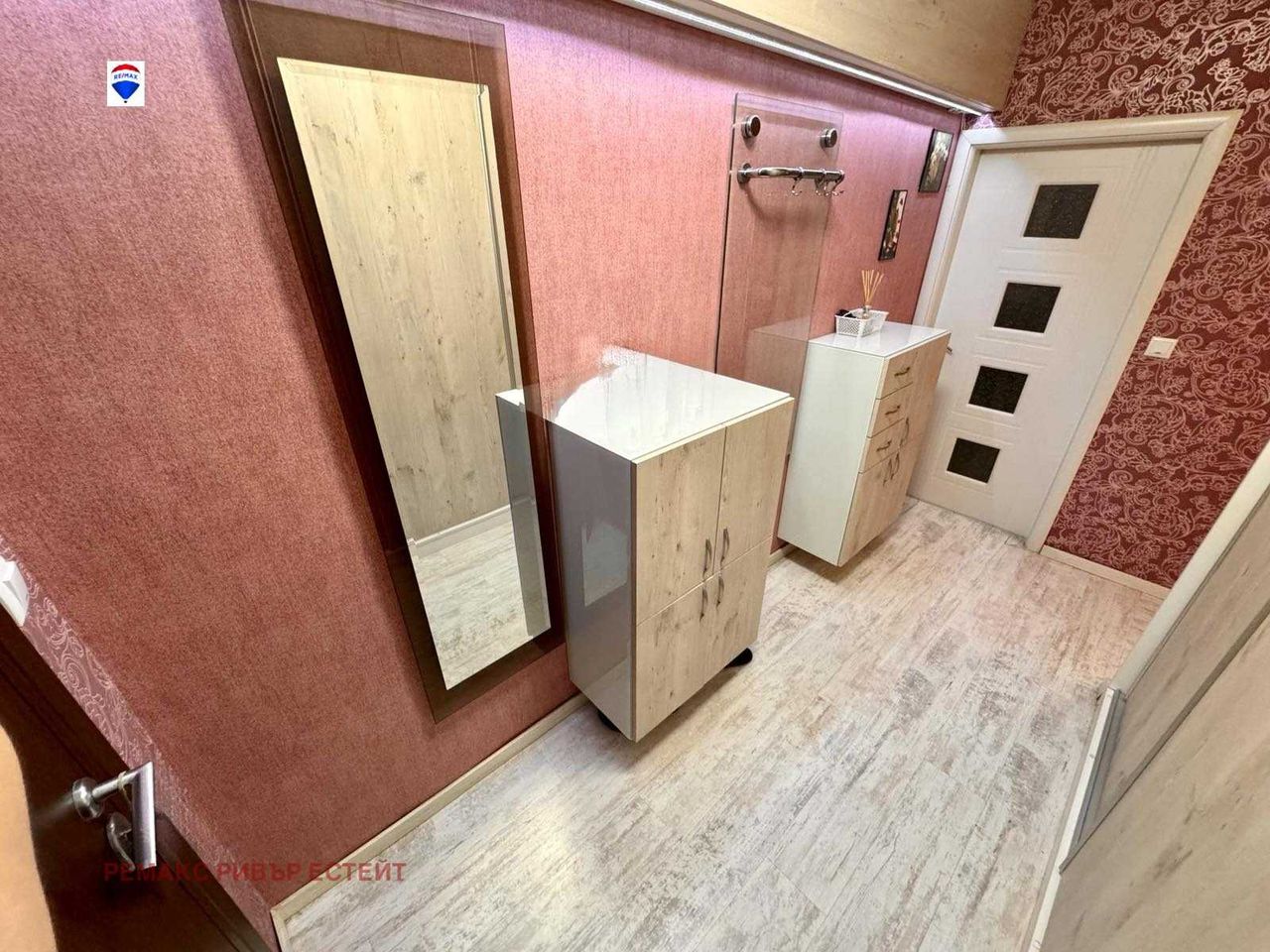 Продава се Тристаен апартамент в Русе, Чародейка - Юг - 82 кв.м за 4 €/кв.м - Снимка #5
