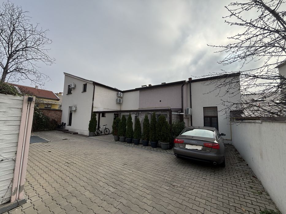 Vand pensiune 8 camere in centru