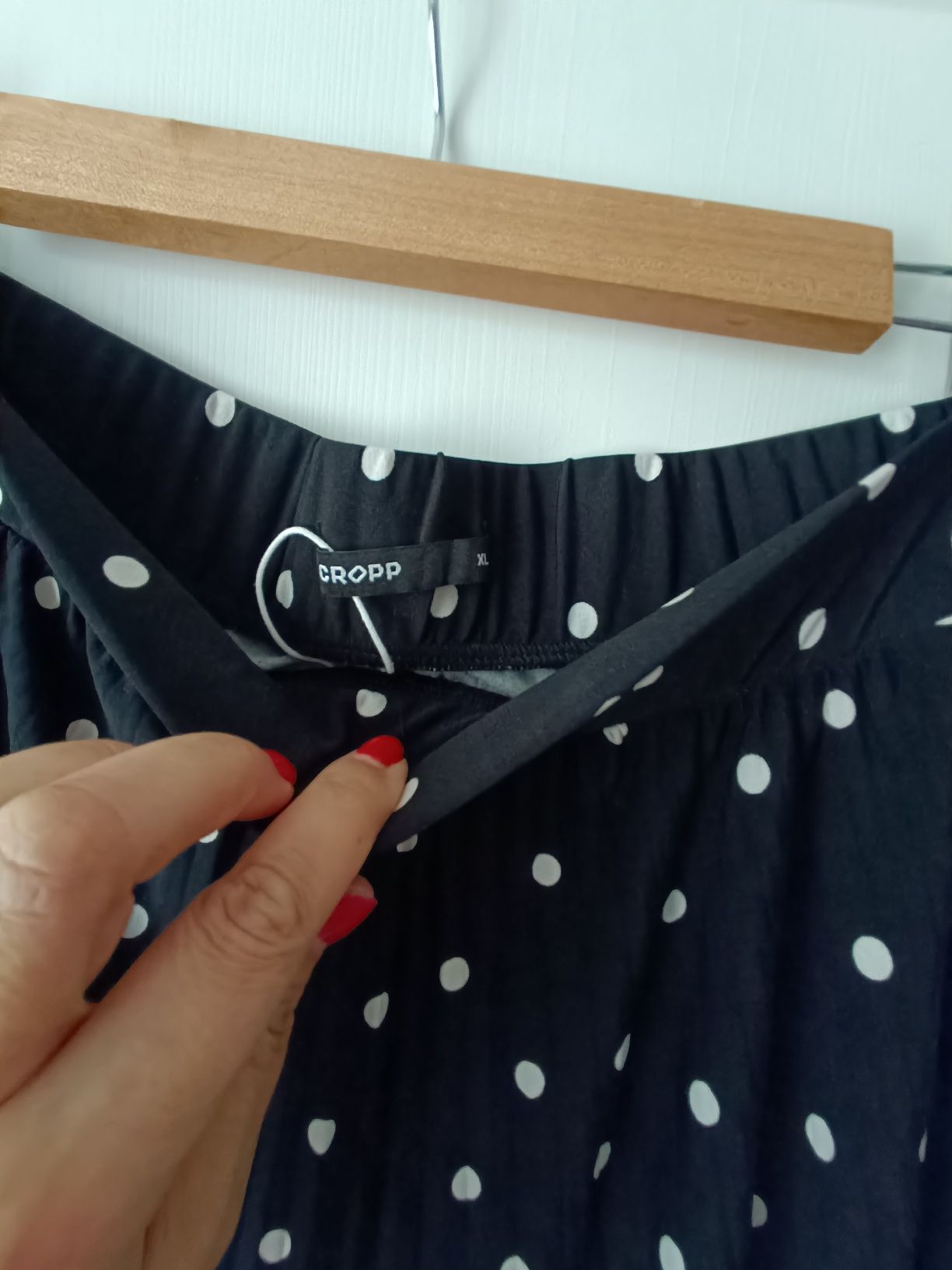 Черна плисирана пола на бели точки Cropp р-р L/ XL