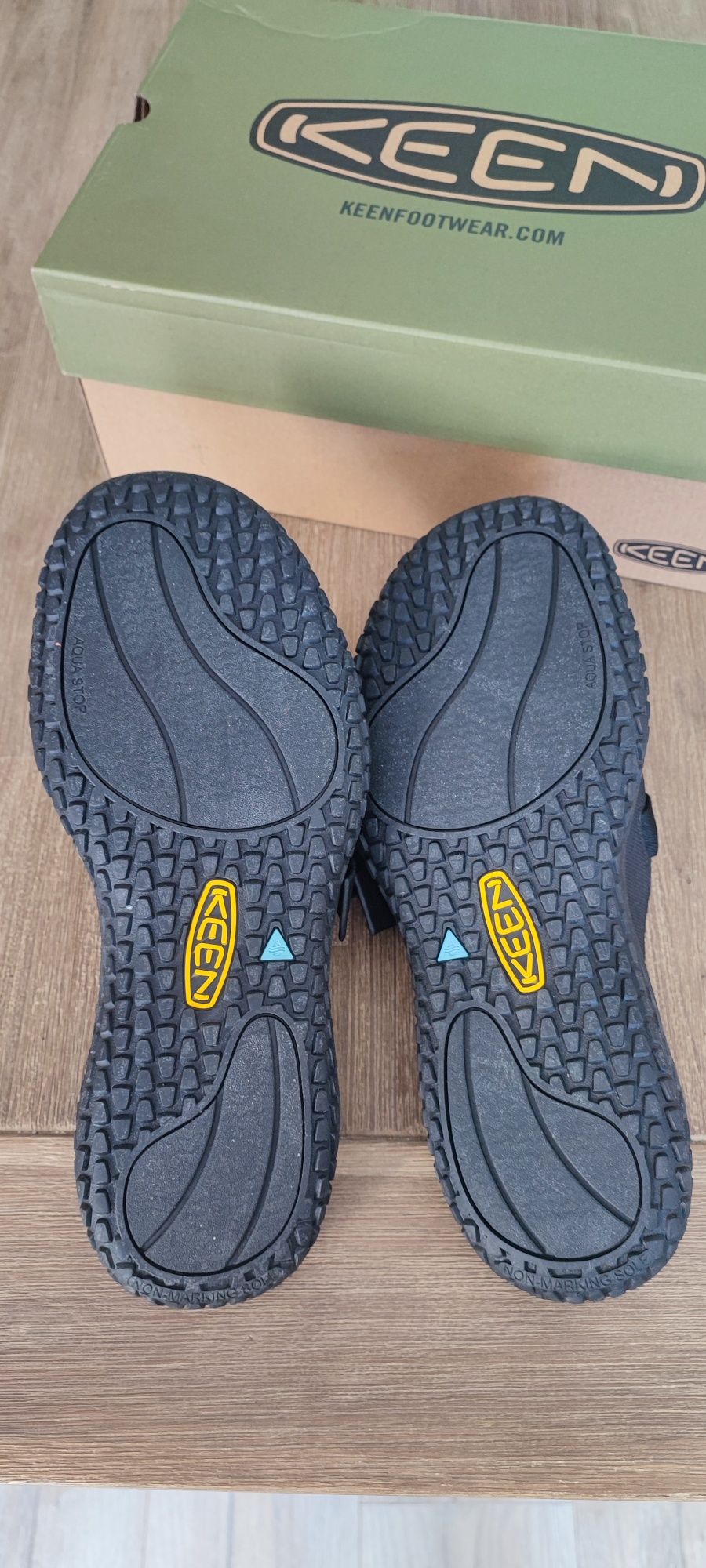 нови KEEN Solr Toe Post размер 47