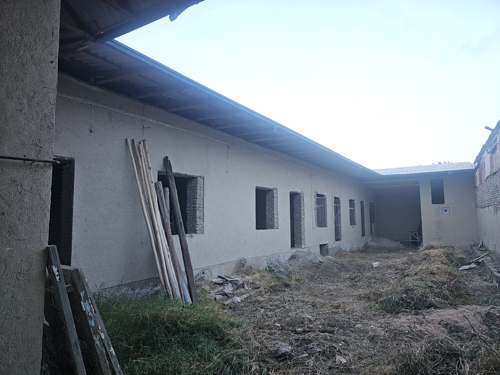 Uy xovli sotiladi