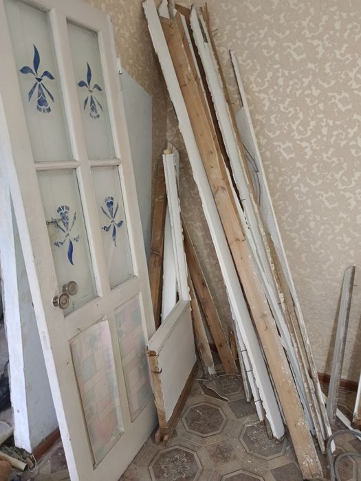 Продам двери, косяки. Доски можно все  на дрова. Цена за все..