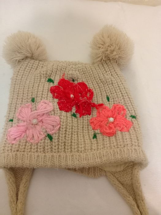 Продам шапки на девочку 4-5 лет