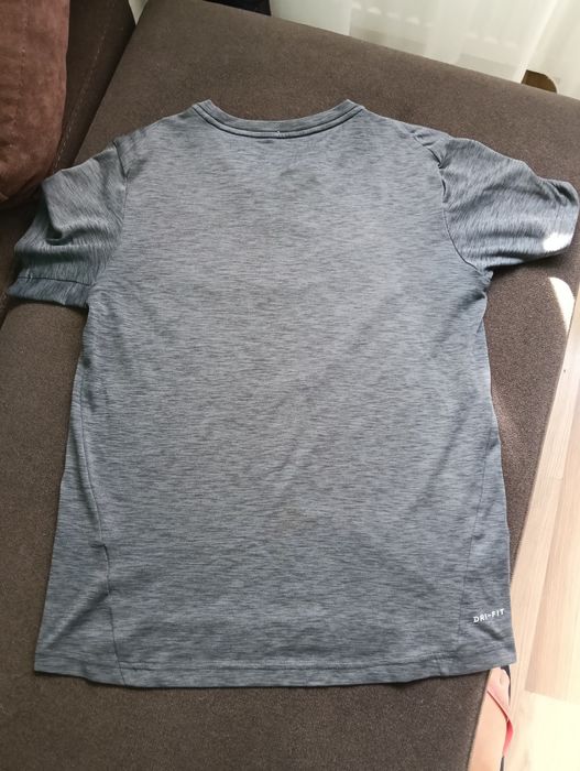 Vând tricou Nike