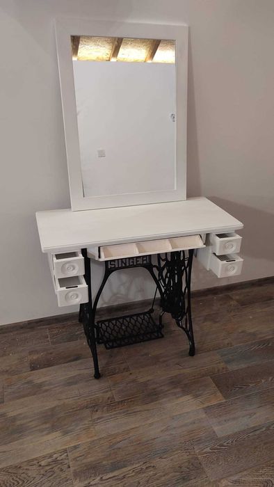 Дамски тоалетки с огледало SINGER