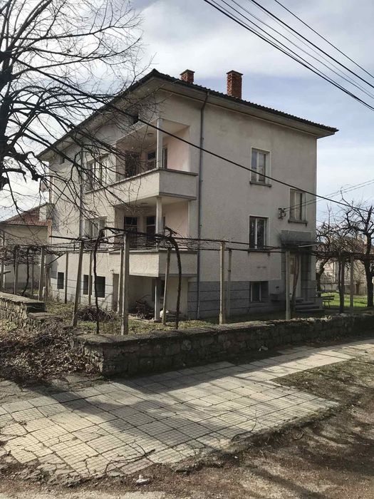 Голяма къща в град Хисаря + 900 кв.м двор от собственик