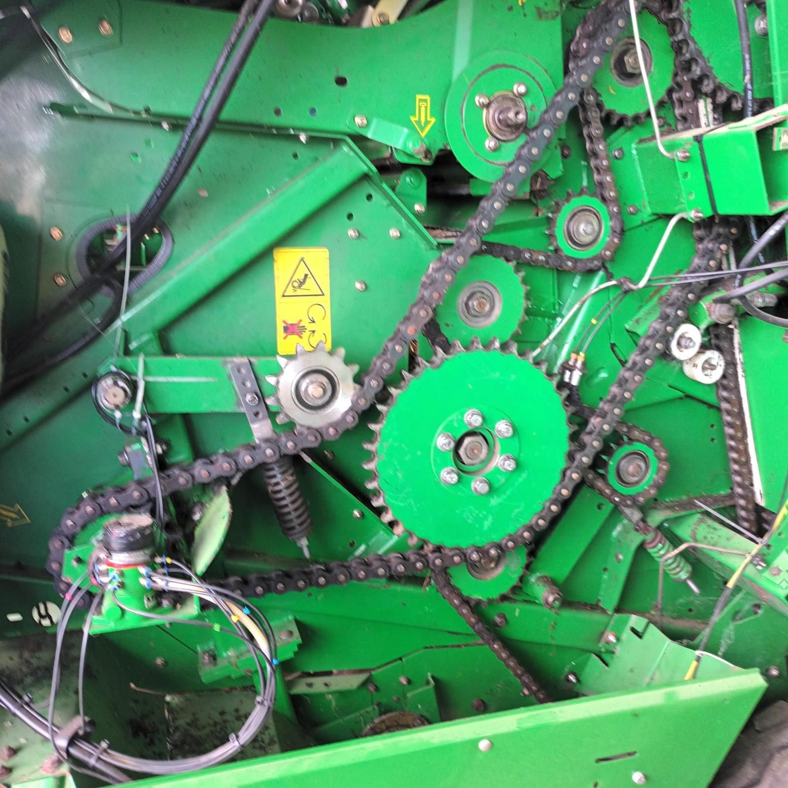 Vând presă de balotat rotunda john deere