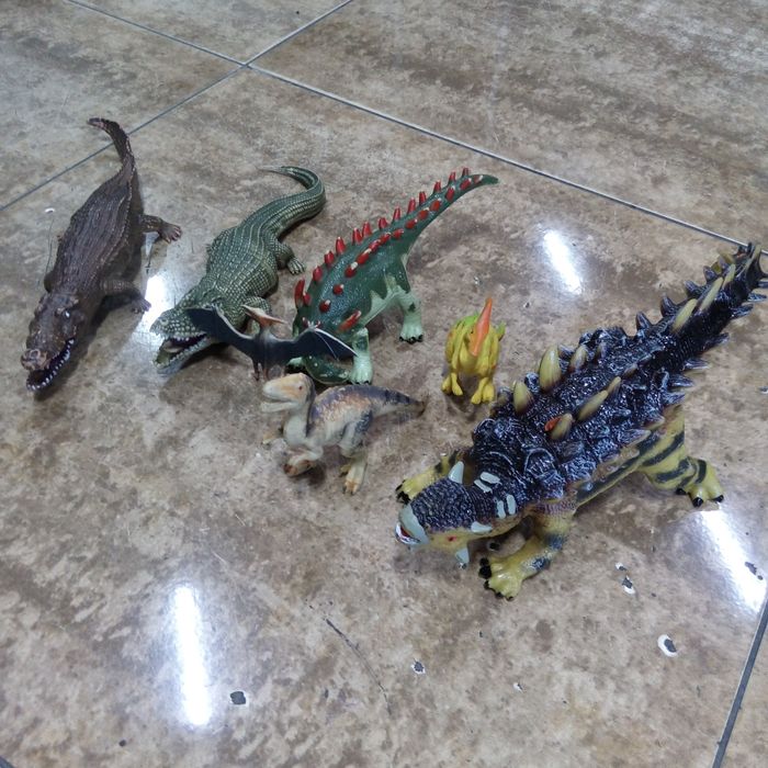 Набор игрушек динозавров.
