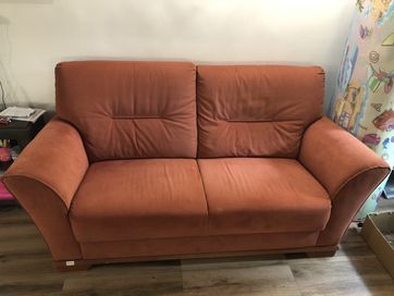 Продавам двуместен диван