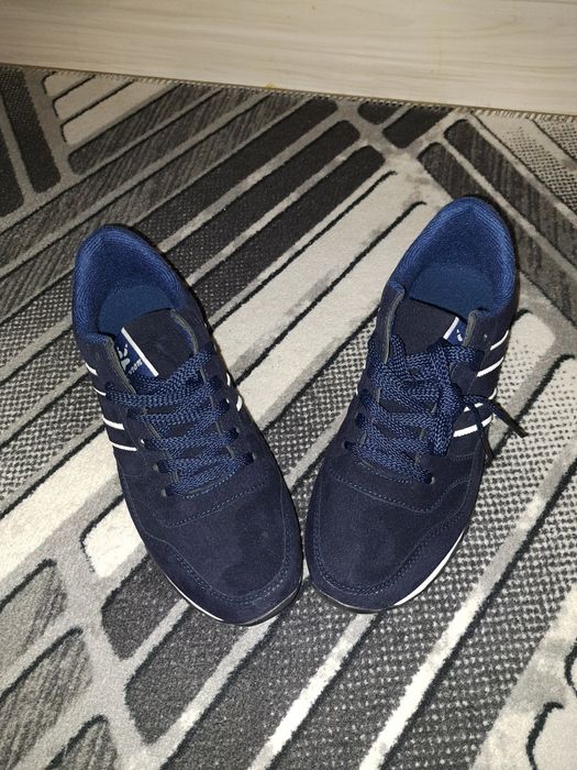 Чисто нови спортни обувки