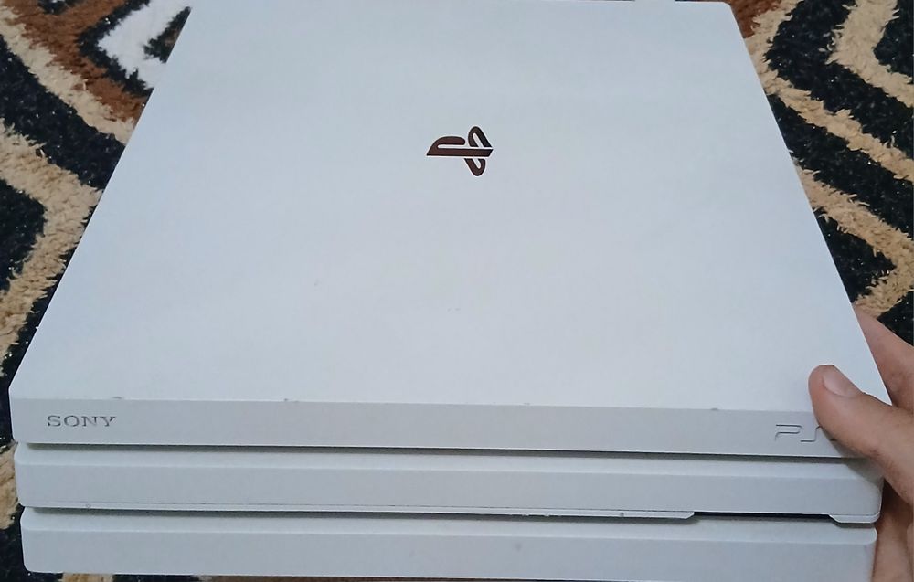 Vând PS4pro+jocuri